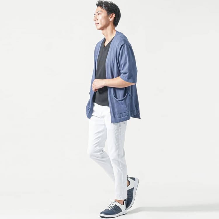 ランニングタイプのスニーカーの服とスニーカーの色合わせをしたコーデ