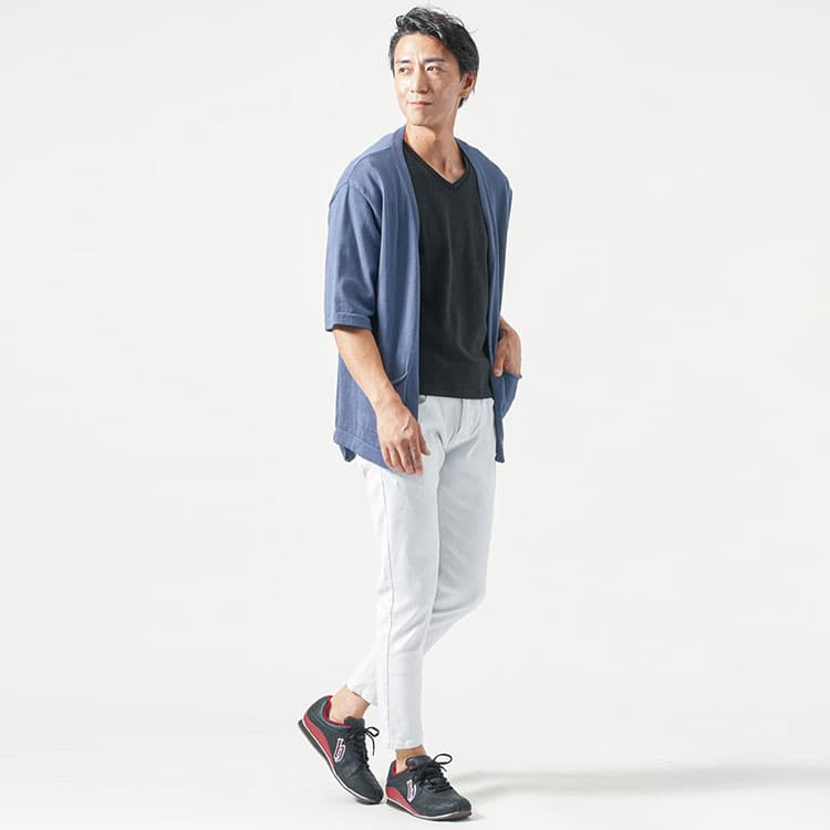 色気と涼感を両立した、大人のリラックス夏コーデ