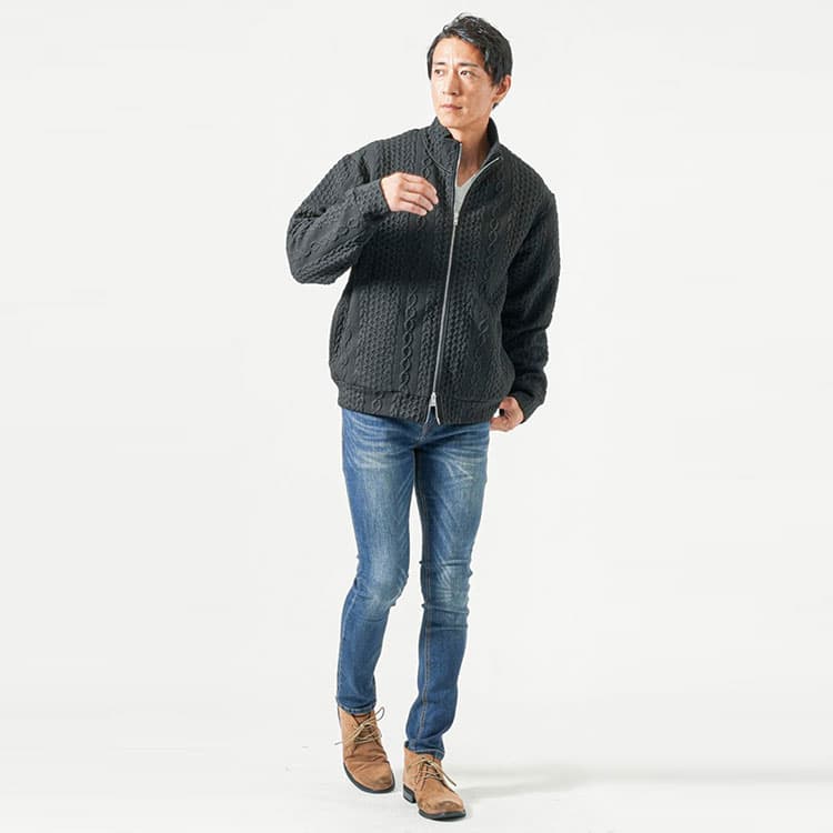 メンズにおすすめの黒のトップスに合うデニムパンツのコーデ例