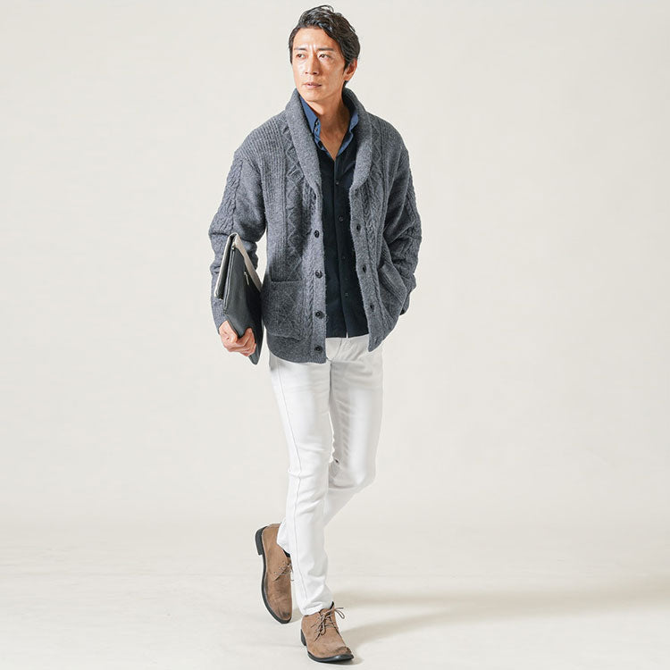 ショールカラーカーディガンのインナーにシャツを合わせた冬コーデ