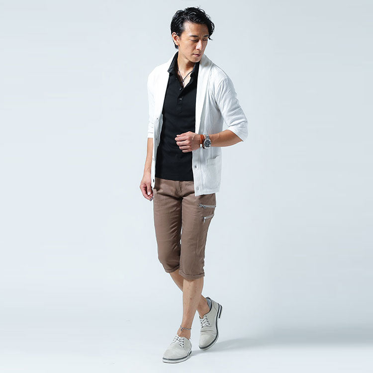 白カーディガン×黒ポロシャツの重ね着コーデ