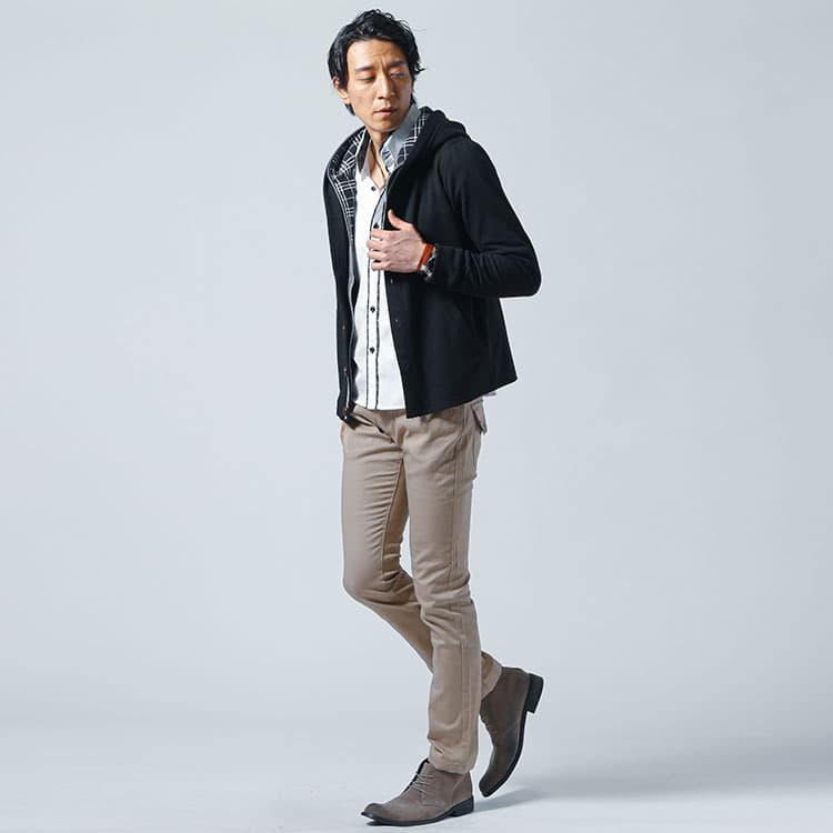 メンズにおすすめのダサいと思われないシャツとパーカーの重ね着コーデ