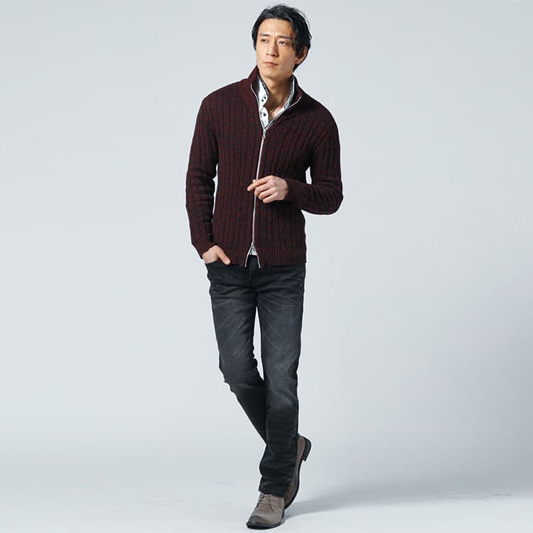 ワインニットで魅せる、黒デニムの大人カジュアル