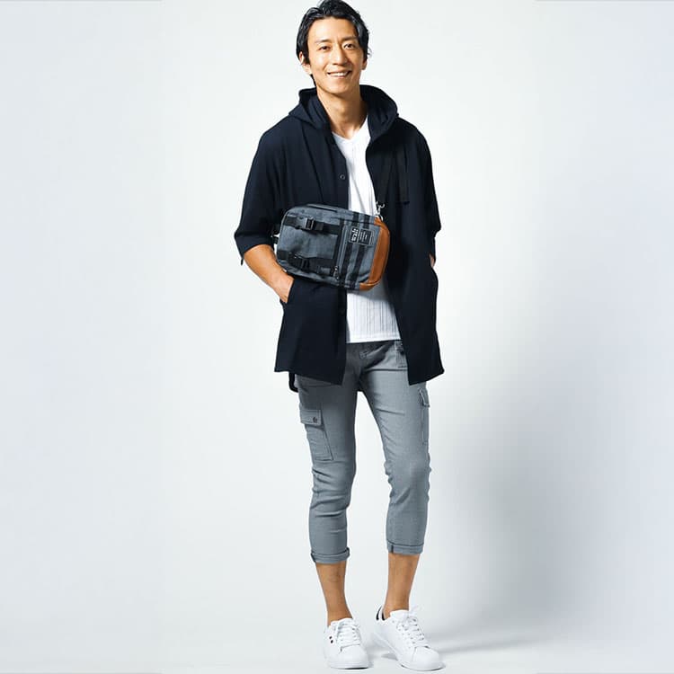 40代メンズの夏のアウトドアカジュアルコーデ、ホワイトリブTシャツと黒シャツ、グレーカーゴクロップドパンツで爽やかかつアクティブに仕上げたスタイル