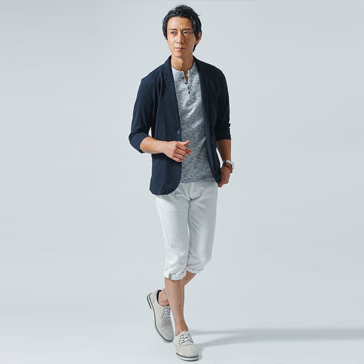 ネイビージャケットと合わせた細身な夏の白パンツコーデ例