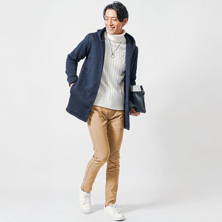 フーディガンのインナーにタートルネックニットを合わせた冬コーデ