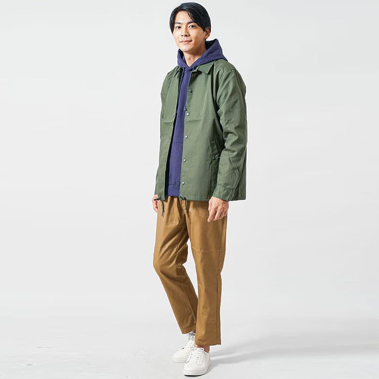 カーキ色と原色である青色を合わせるとごちゃごちゃして見えるので合わせてはいけない例