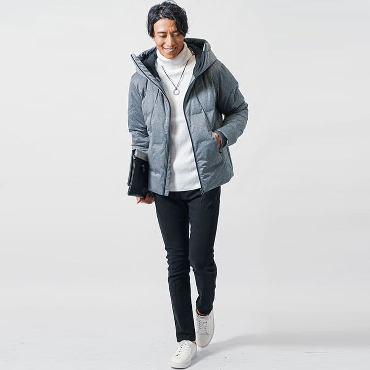 ダウンジャケット×白ニットの大人カジュアルメンズコーデ