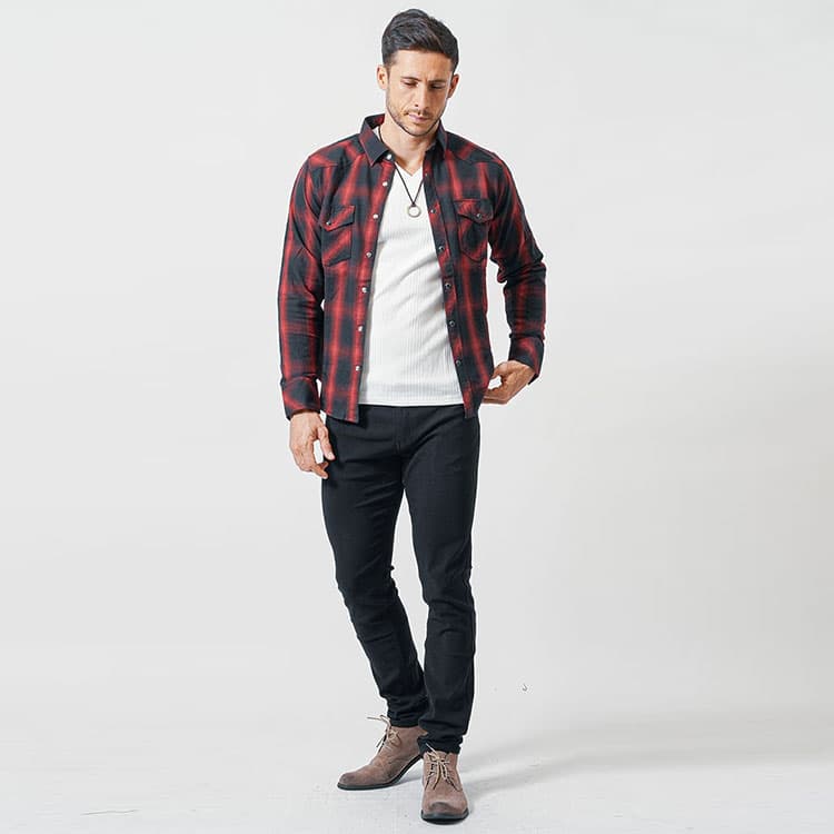 視線を上に引きつけるチェック柄で、自然に体型カバー