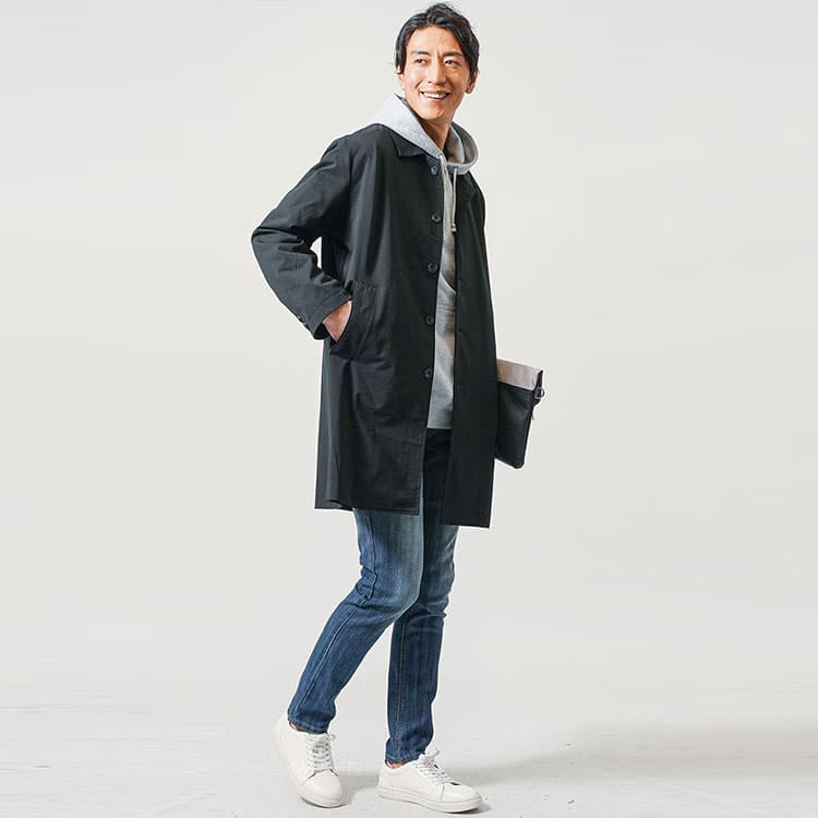 スキニーデニムと白スニーカーでつくる、都会的なカジュアルコーデ