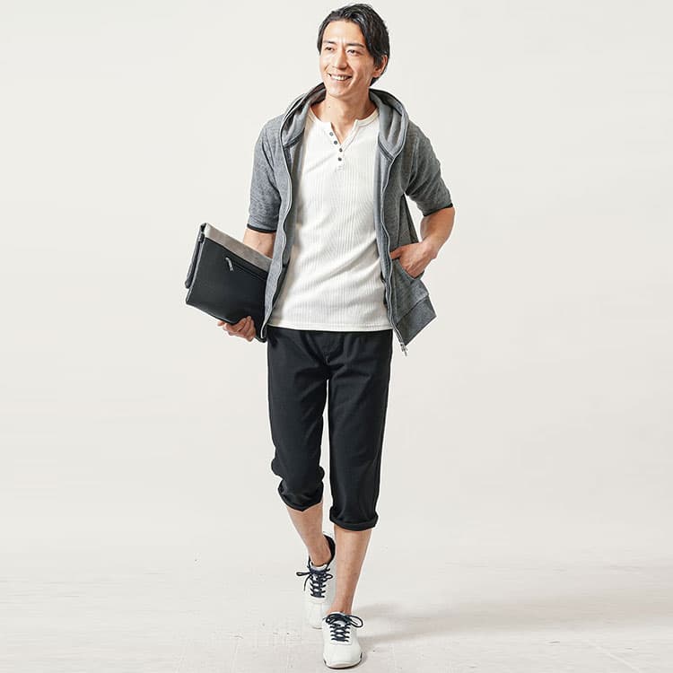 白×黒の爽やか配色でつくる、50代の涼しげカジュアル