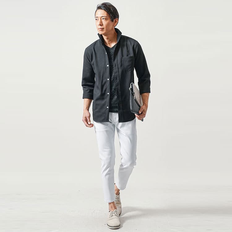 黒シャツと合わせた細身な夏の白パンツコーデ例