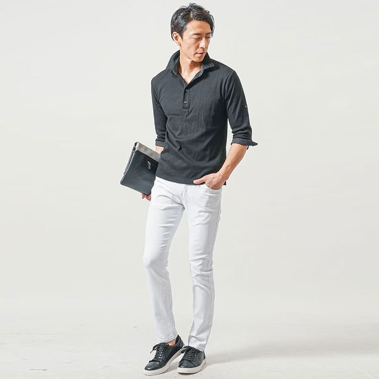 モノトーンでつくる大人のちょいワル夏コーデ