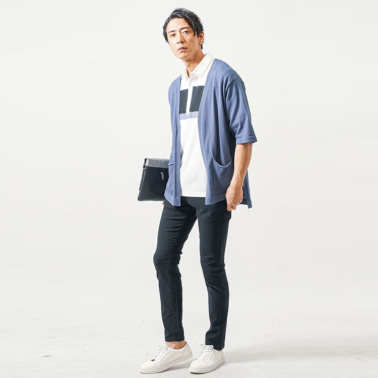 ダークブルーカーディガン×白ポロシャツの重ね着コーデ