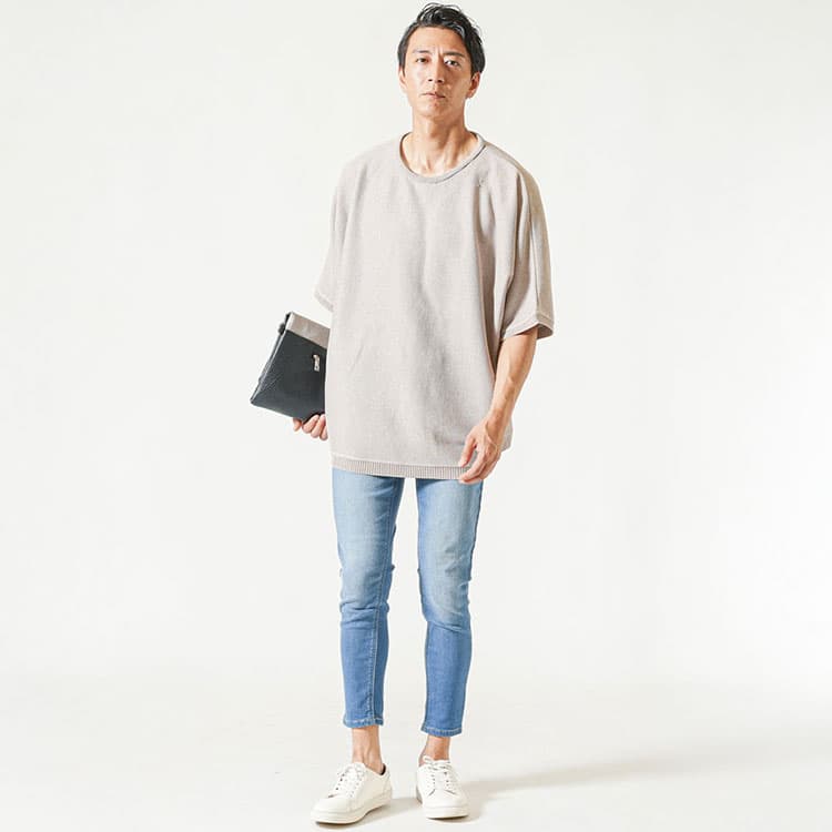 メンズにおすすめのゆったりTシャツとアンクル丈デニムを組み合わせたラフなカジュアルコーデ