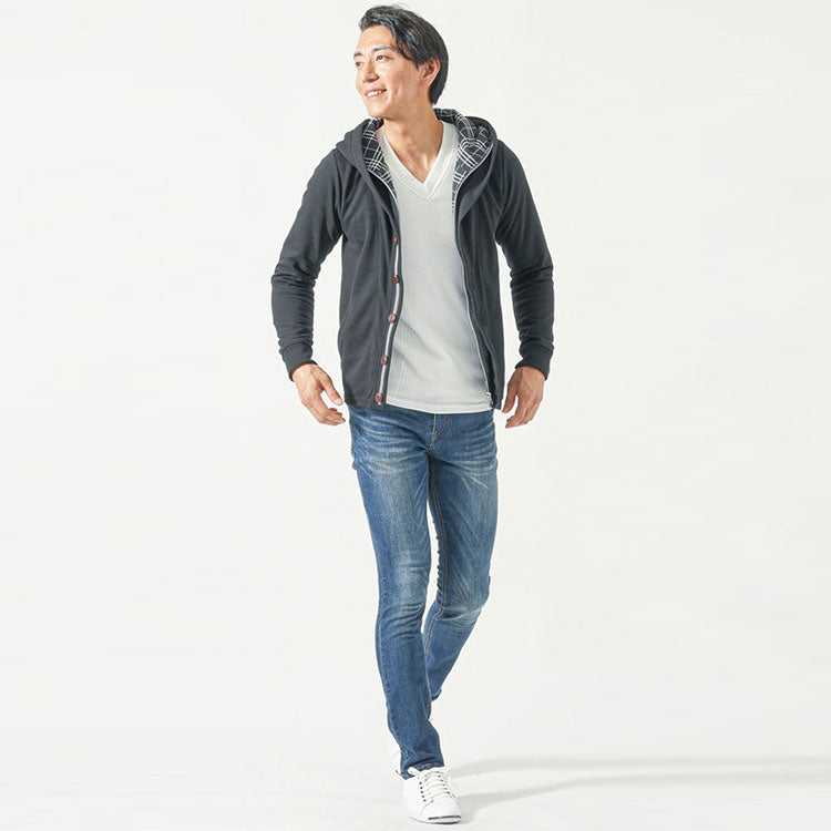 大人の男性の黒パーカー×デニムパンツコーディネート