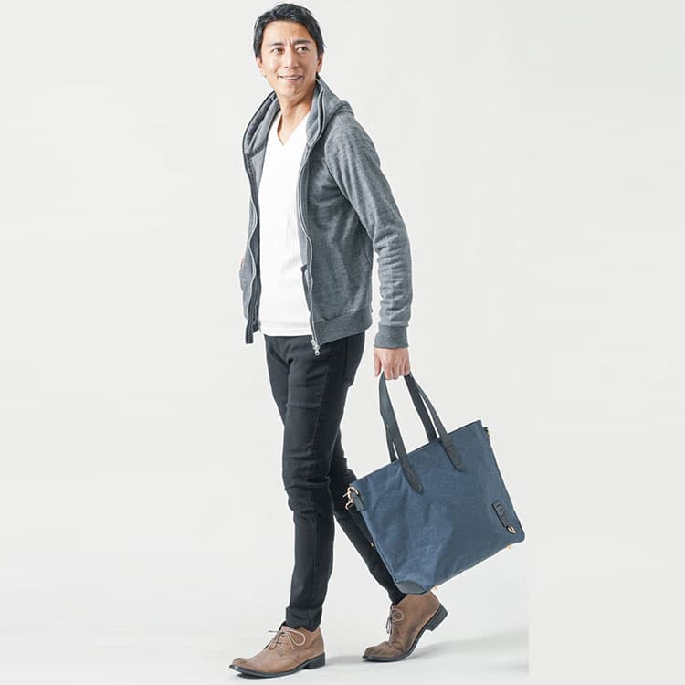 ベージュブーツ×黒テーパードパンツコーディネート