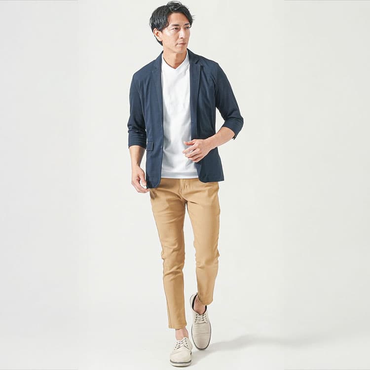 ホワイトTシャツとネイビージャケット、ベージュパンツで40代男性のビジネスカジュアルを演出するコーディネート