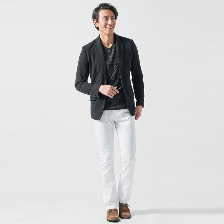 黒の服に合うズボンのコーデ例