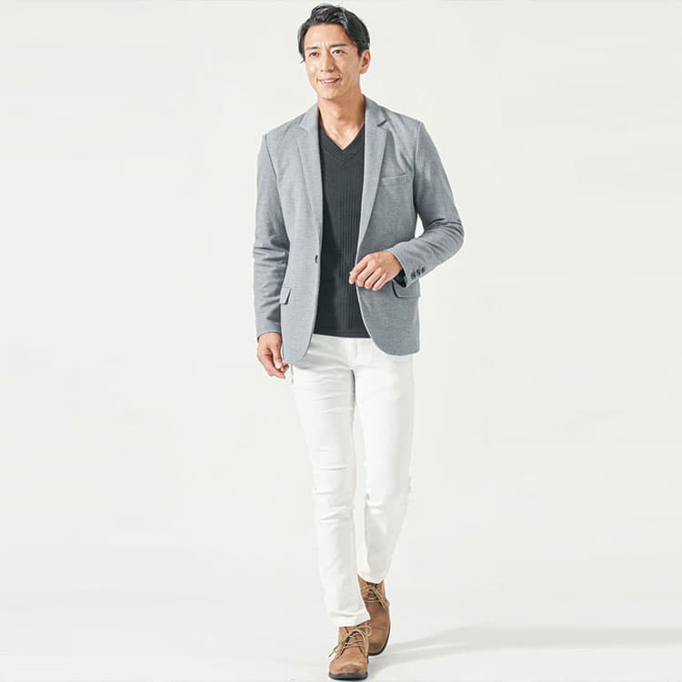 白パンツ×グレー色　メンズコーデ例