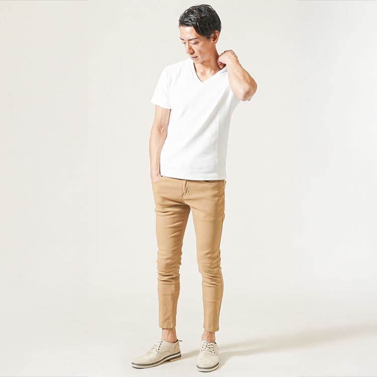 厚手の白Tシャツとベージュカラーのパンツを合わせたシンプルで爽やかなスタイル
