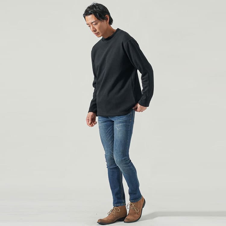 黒の服に合うズボンのコーデ例