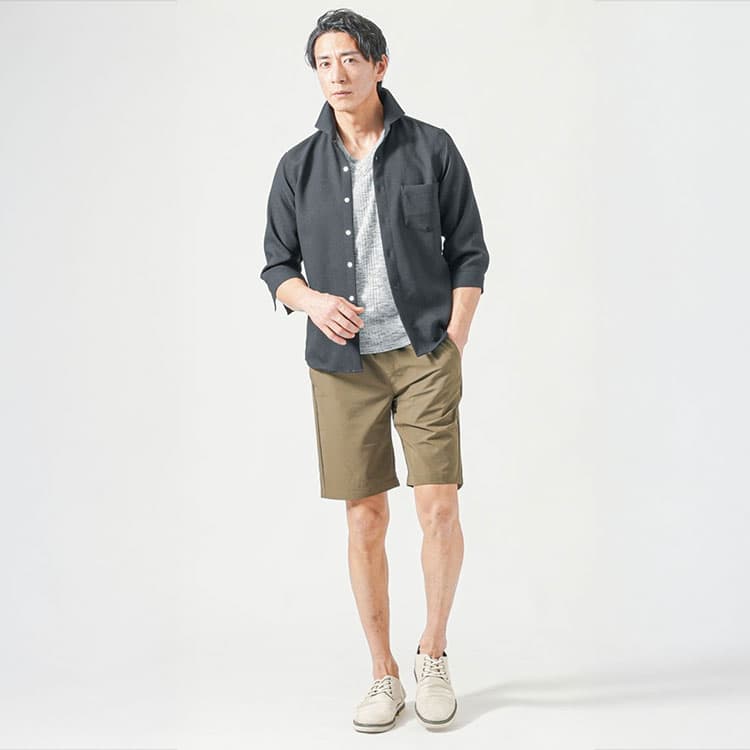 グレーTシャツとブラックシャツ、カーキショーツを合わせた40代男性のちょいワル夏カジュアルコーデ