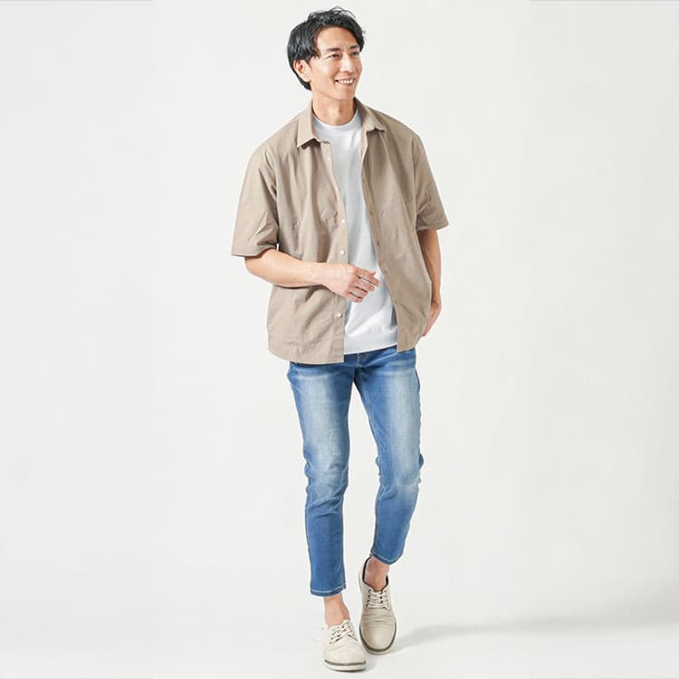 白Tシャツとベージュ半袖シャツ、ブルーデニムを合わせた40代男性のアウトドアカジュアルコーデ