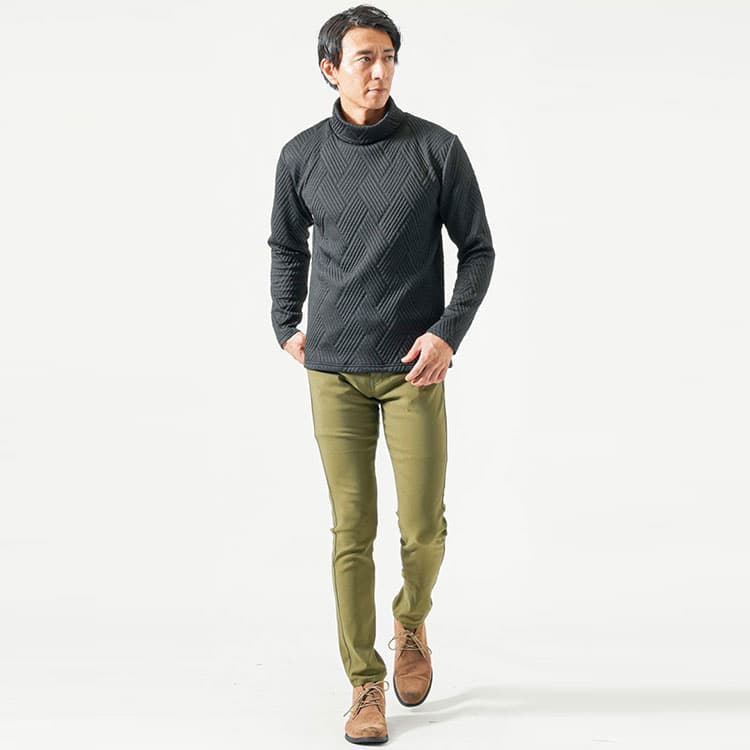 メンズにおすすめの黒のトップスに合うチノパンツのコーデ例